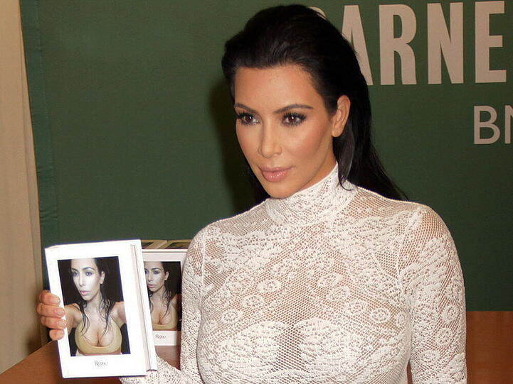 Kim Kardashian mit ihrem Buch "Selfish"