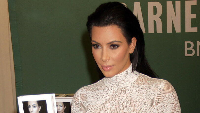 Kim Kardashian mit ihrem Buch "Selfish" Kim Kardashian mit ihrem Buch "Selfish"