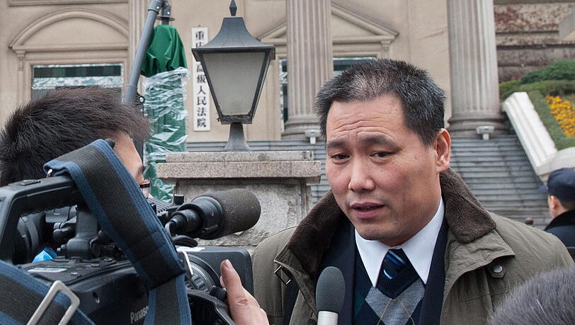Pu Zhiqiang gilt als "Mann der kleinen Leute", vertrat aber auch den berühmten Künstler Ai Weiwei bei dessen Inhaftierung 2011. Pu Zhiqiang gilt als "Mann der kleinen Leute", vertrat aber auch den berühmten Künstler Ai Weiwei bei dessen Inhaftierung 2011.
