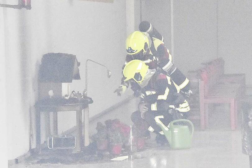 Der Christbaum in der Kirche fing Feuer und griff auf die danebenstehende Krippe über. Die Feuerwehr konnte den Brand allerdings schnell löschen.