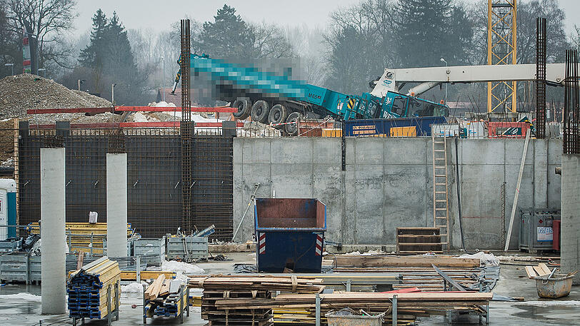 Am Donnerstagvormittag stürzte auf einer Baustelle in Freising eine Betonpumpe auf zwei Arbeiter - sie starben noch vor Ort.