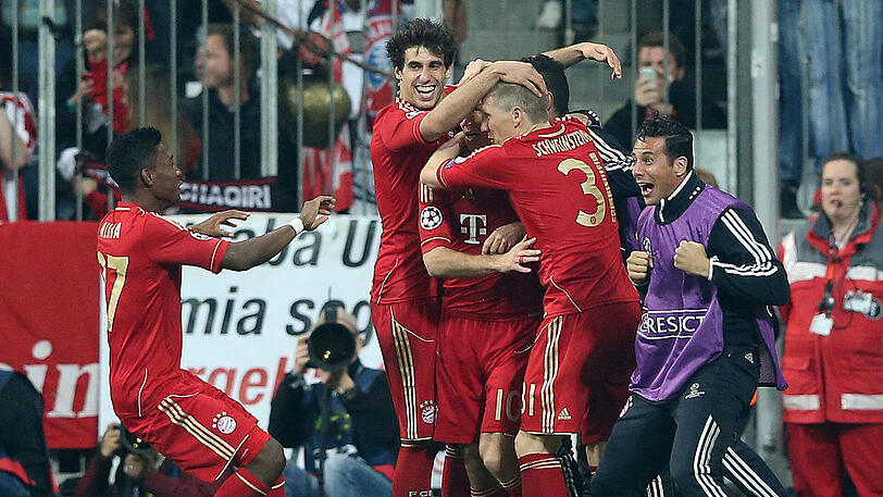 Jubel beim FC Bayern: Die Münchner gewinnen im Hinspiel des Champions-League-Halbfinals mit 4:0 gegen den FC Barcelona. Das Spiel ist auf den Tag genau fünf Jahre her. Klicken Sie sich durch die Bilder.