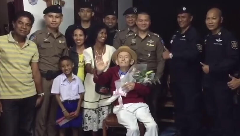 Nach vier Jahren ist das Ehepaar in Thailand wieder glücklich vereint. Nach vier Jahren ist das Ehepaar in Thailand wieder glücklich vereint.