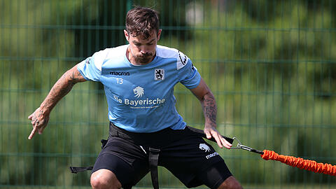 Kaum zu halten: Löwen-Neuzugang Dennis Erdmann gibt im Trainingslager alles, wuchtet Medizinbälle durch die Gegend.
