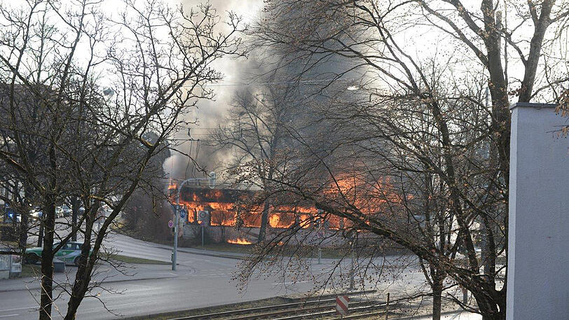 Die Flammen schlugen hoch aus dem Kulturpavillon.