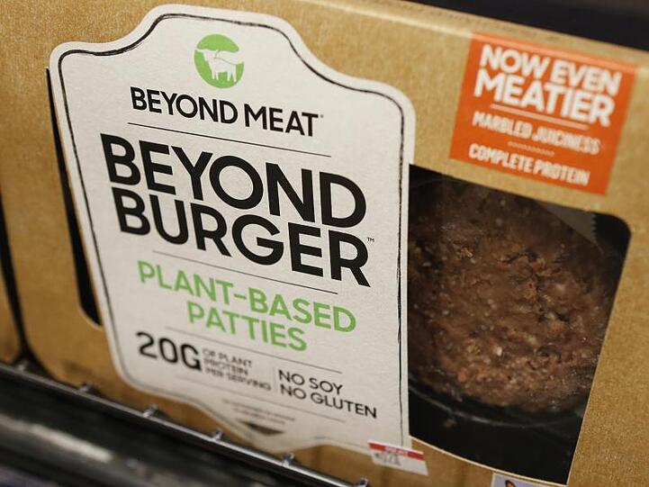Fleischlose Burger Patties von Beyond Meat liegen in einem Lebensmittelgeschäft.