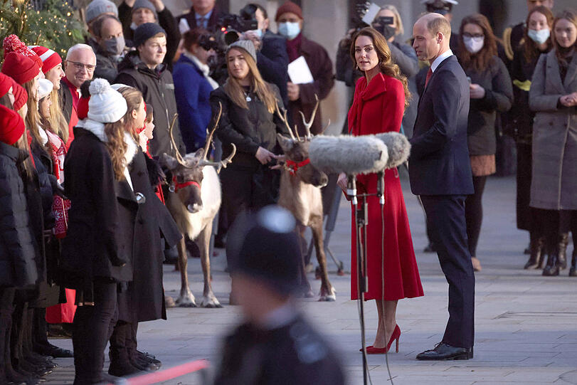 Herzogin Kate und Prinz William sprechen vor der Kirche  mit Wartenden.