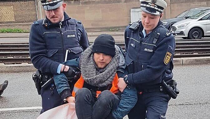 Riedacher wird von der Polizei weggetragen.