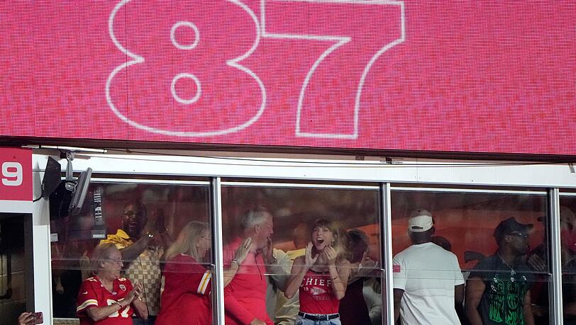 Taylor Swift jubelt über einen Touchdown von Travis Kelce. Taylor Swift jubelt über einen Touchdown von Travis Kelce.