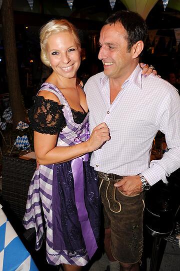 Christian Abt und Freundin Claudia. So ausgelassen und feucht-fröhlich ging es bei der Dirndl Couture Modenschau von Ophelia Blaimer im Hugo's zu: Die Stars feiern, die schönen Mädels präsentieren die neuste Edel-Dirndl-Kollektion.