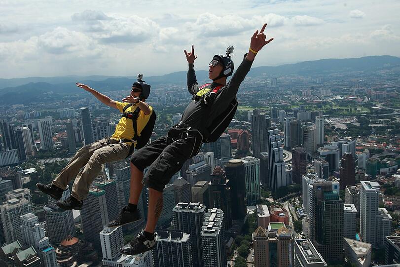 Bilder vom Base-Jumping-Treffen in Kuala Lumpur. Da wird's einem beim Hinschauen schlecht.