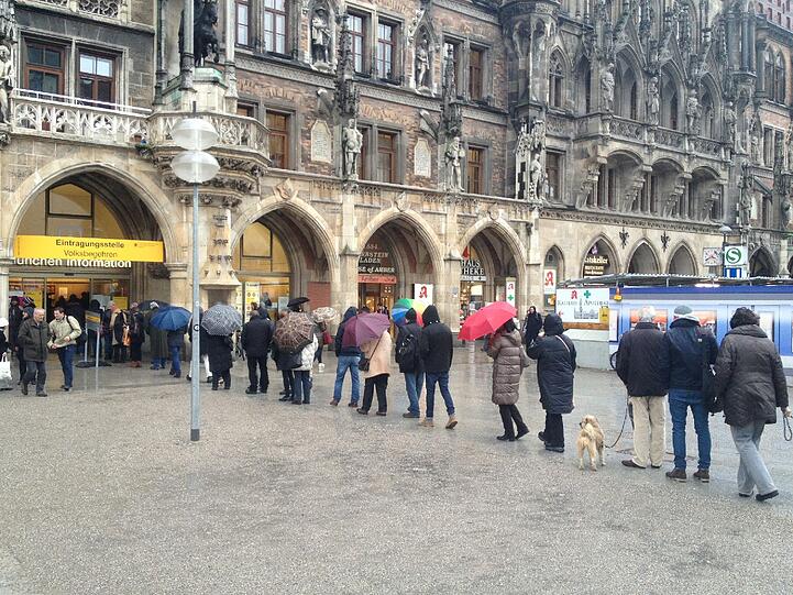 Endspurt für das Volksbegehren gegen die Studiengebühren. Die Schlange vor dem Rathaus. "Es geht aber schnell", sagt ein Student