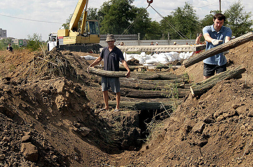 Ukrainische Freiwillige heben einen Schutzgraben gegen die Bedrohung aus. Jetzt plant Kiew sogar eine Mauer zum Schutz vor russischen Angriffen.