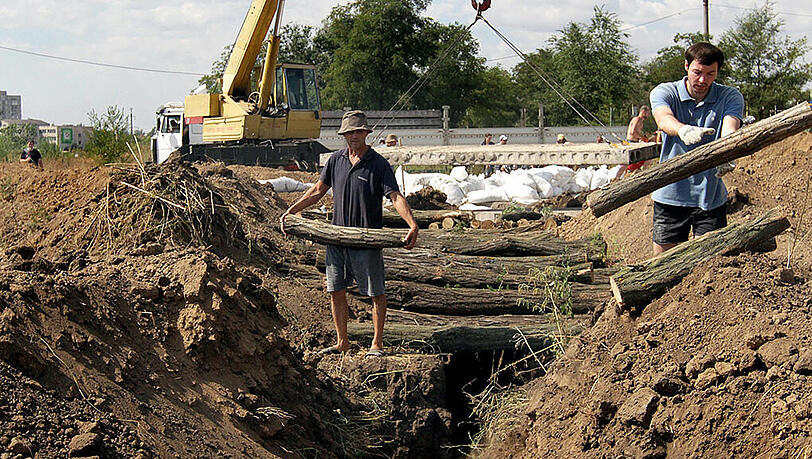 Ukrainische Freiwillige heben einen Schutzgraben gegen die Bedrohung aus. Jetzt plant Kiew sogar eine Mauer zum Schutz vor russischen Angriffen. Ukrainische Freiwillige heben einen Schutzgraben gegen die Bedrohung aus. Jetzt plant Kiew sogar eine Mauer zum Schutz vor russischen Angriffen.