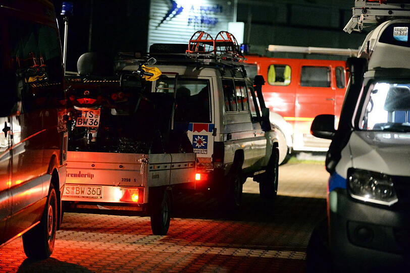 Unfallflucht am Chiemsee: Die Bilder vom Unfallort und von der Suchaktion.