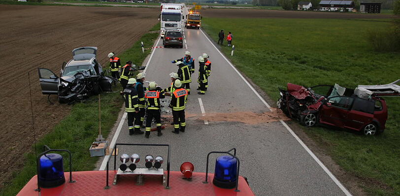 Eine 18-jährige Fahranfängerin kam mit ihrem Auto auf die Gegenfahrbahn und prallte frontal mit einem entgegenkommenden BMW zusammen.