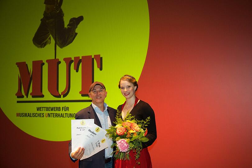 Josef E. Köpplinger und die Preisträgerin Karolin Konert.