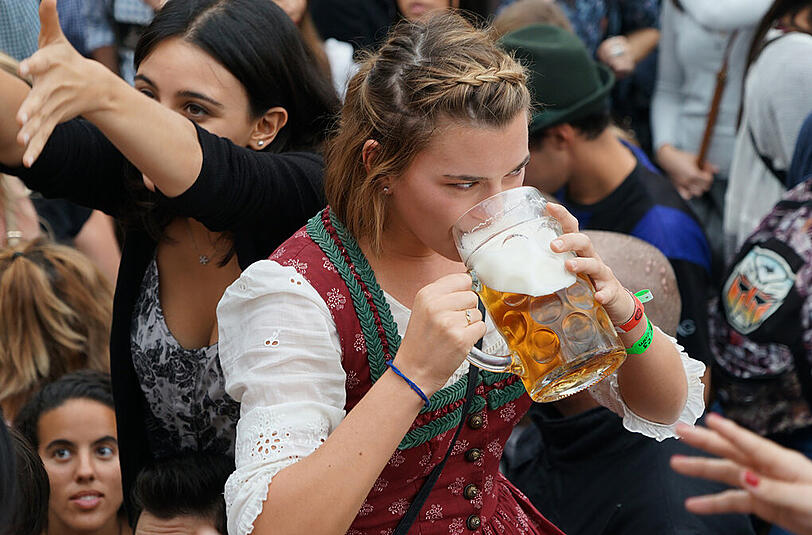 Und irgendwann gab es dann kein Halten mehr: ausgelassene Stimmung im Hofbräuzelt.