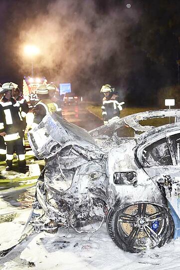 Als die Feuerwehren Brunnthal und Taufkirchen eintrafen, stand der BMW bereits in Vollbrand.