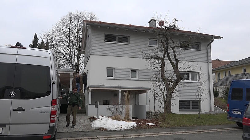 Am Dienstag entdeckte die Polizei drei Leichen in einer verrauchten Wohnung in Kirchehrenbach (Lkr. Forchheim) in Oberfranken. Die Bilder vom Großeinsatz.