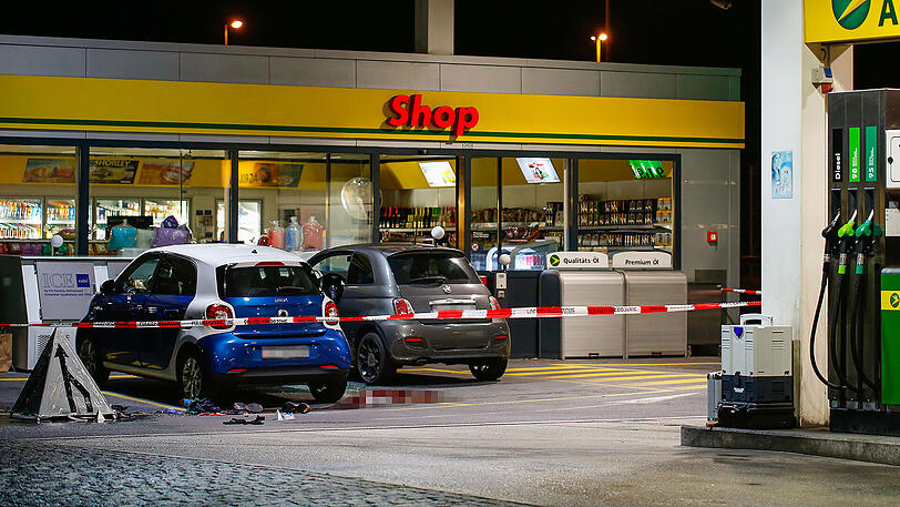 Eine Blutlache vor der Tankstelle in Flums. Hier hatte ein 17-Jährige mehrere Personen mit einer Axt verletzt.
