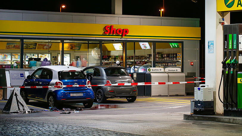Eine Blutlache vor der Tankstelle in Flums. Hier hatte ein 17-Jährige mehrere Personen mit einer Axt verletzt. Eine Blutlache vor der Tankstelle in Flums. Hier hatte ein 17-Jährige mehrere Personen mit einer Axt verletzt.