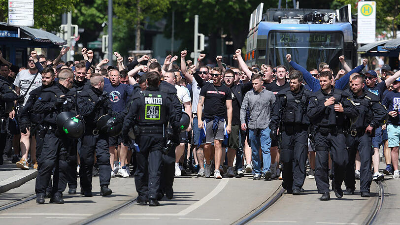 Die Löwen-Anhänger vor dem Derby auf dem Weg ins Grünwalder Stadion. Im Schlepptau: Reichlich Polizei. Die Bilder vom Sonntagmittag.