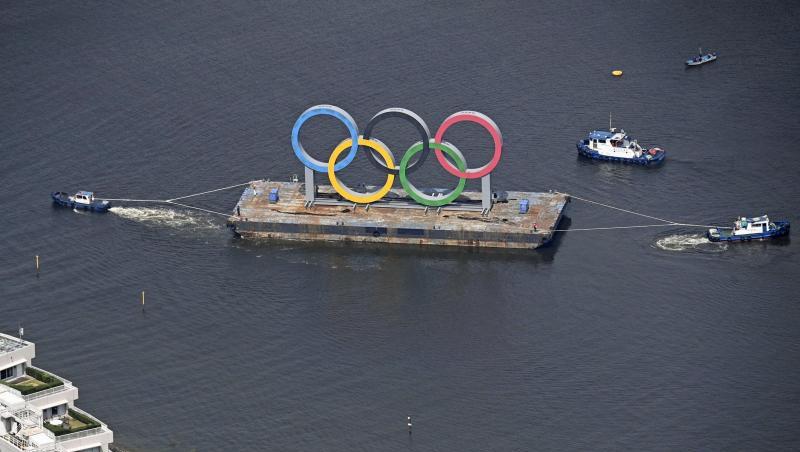 Die Olympischen Ringe werden in der Bucht von Tokio zu Instandhaltungsarbeiten entfernt. Die Olympischen Ringe werden in der Bucht von Tokio zu Instandhaltungsarbeiten entfernt.