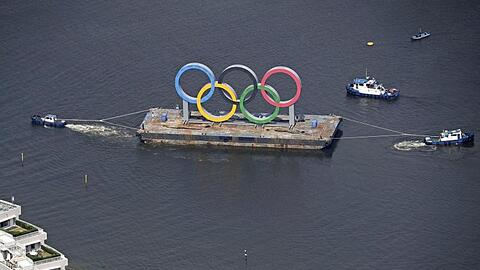 Die Olympischen Ringe werden in der Bucht von Tokio zu Instandhaltungsarbeiten entfernt.