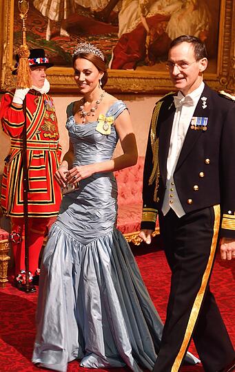 Herzogin Kate in einer Robe von Alexander-McQueen-Designerin Sarah Burton.