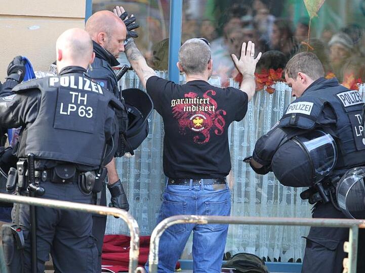 Vor dem Rechtsrock-Konzert steht die Körperkontrolle: Polizeieinsatz im thüringischen Apolda.
