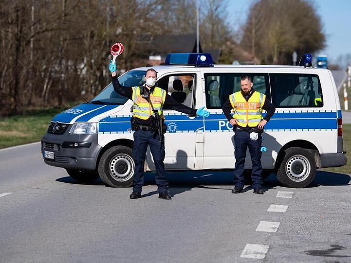 Polizisten stehen an einer Kontrollstelle. Foto: Sven Hoppe/dpa/Archivbild