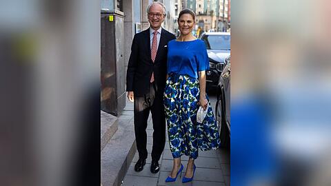 Victoria von Schweden posiert vor dem Konzert am 9. Mai 2023 mit Stefan Forsberg, dem künstlerischen Leiter der Stockholmer Konzerthauses.