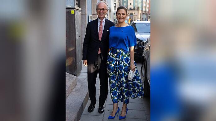 Victoria von Schweden posiert vor dem Konzert am 9. Mai 2023 mit Stefan Forsberg, dem künstlerischen Leiter der Stockholmer Konzerthauses.