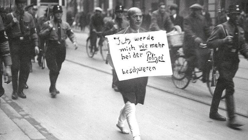 Der Anwalt Michael Siegel wird wenige Tage nach der  Machtergreifung der Nazis gezwungen, so durch München zu gehen.