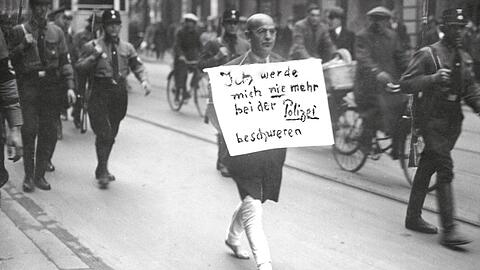Der Anwalt Michael Siegel wird wenige Tage nach der  Machtergreifung der Nazis gezwungen, so durch München zu gehen.