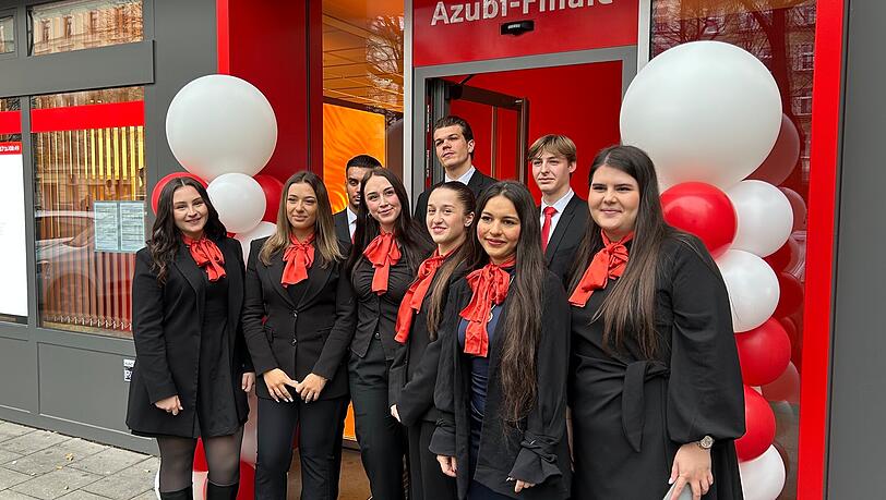 Das sind die Stadtsparkassen-Azubis am Pariser Platz, die ab sofort hier das Sagen haben. Mit dabei stehen auch drei fertig ausgebildete Kollegen. Sie sollen die Gruppe anleiten und beraten, aber nicht anf&uuml;hren.