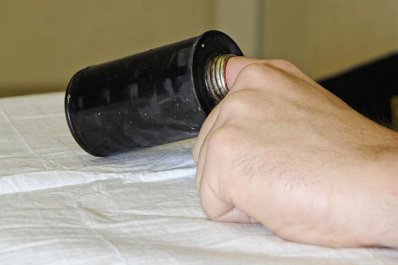 Den Feuerwehrmännern gelang es den Finger des Mannes aus der Blechdose zuschneiden. Er blieb unverletzt.