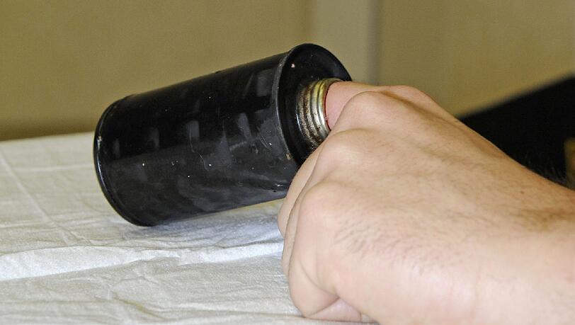 Den Feuerwehrmännern gelang es den Finger des Mannes aus der Blechdose zuschneiden. Er blieb unverletzt. Den Feuerwehrmännern gelang es den Finger des Mannes aus der Blechdose zuschneiden. Er blieb unverletzt.