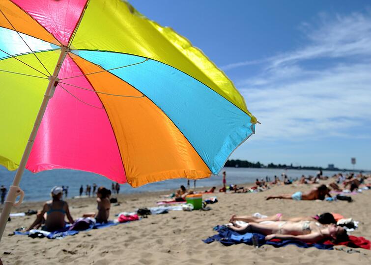 Strandfeeling an der Elbe in Hamburg.