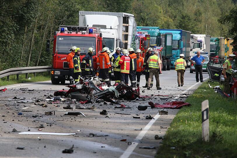 Der Wagen wurde bei dem Zusammenstoß mit dem Lkw regelrecht in seine Einzelteile zerissen.