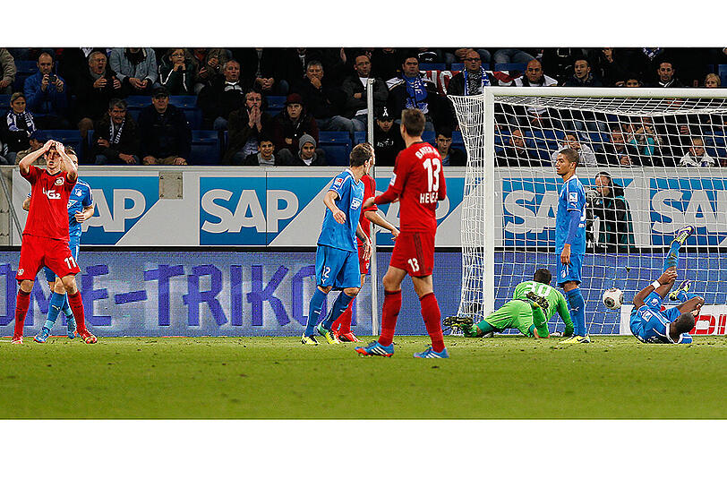 Leverkusens Goalgetter Stefan Kießling köpft im Spiel gegen (wieder einmal) Hoffenheim ans Außennetz. Durch ein Loch im Tornetz gelangt der Ball ins Tor, Schiedsrichter Felix Brych zeigt zum Mittelkreis. Leverkusen siegte mit 2:1, das Spiel wurde trotz Hoffenheims Protest nicht wiederholt.