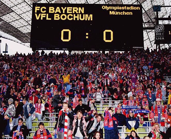 SAISON 1997/1998:Das fünfte Spiel in Serie ohne Dreier spielten die Münchner vor eigenem Publikum gegen Bochum. Mit einem 0:0 trennten sich die beiden Vereine mit Fan-Freundschaft.