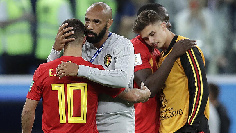 Thierry Henry, französischer Assistenztrainer von Belgien (Mitte) tröstet Eden Hazard (links) nach der 0:1-Niederlage gegen Frankreich.
