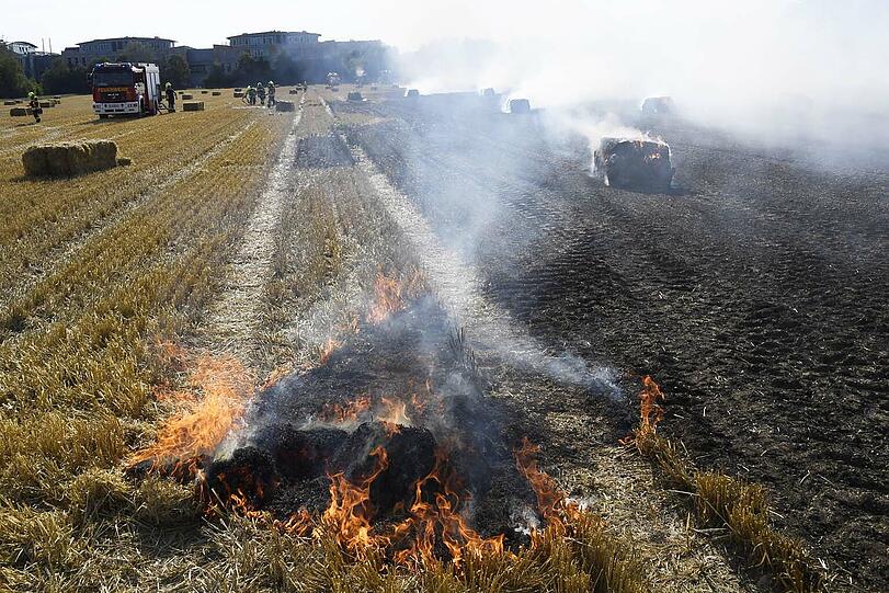 Der Einsatz in Unterhaching. Auf einem Feld hat es am Donnerstag gebrannt.