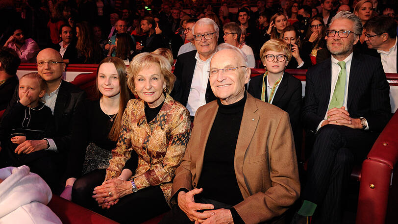 Dr.Edmund Stoiber und Frau Karin Stoiber mit Familie waren ebenfalls bei der Premiere.