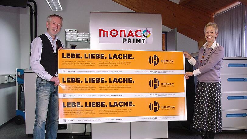 Geschäftsführer Hans-Otto Böhmert von Monaco Print und seine Mitarbeiterin Christine Lehmann drucken kostenlos 200 Plakate für den H-TEAM e.V. Geschäftsführer Hans-Otto Böhmert von Monaco Print und seine Mitarbeiterin Christine Lehmann drucken kostenlos 200 Plakate für den H-TEAM e.V.