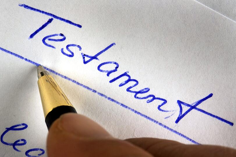 Nur handschriftlich oder beim Notar? Darauf müssen Sie bei einem Testament achten.