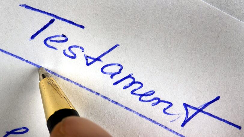 Nur handschriftlich oder beim Notar? Darauf müssen Sie bei einem Testament achten. Nur handschriftlich oder beim Notar? Darauf müssen Sie bei einem Testament achten.