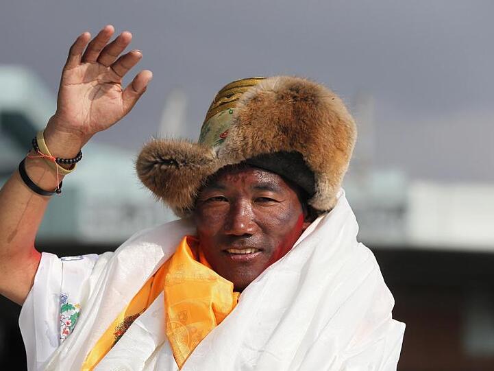 Kami Rita, Sherpa aus Nepal, hat seinen Rekord für die meisten Besteigungen des Mount Everest zum zweiten Mal innerhalb einer Woche ausgebaut.